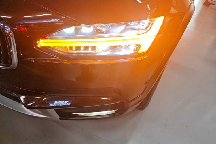 Used Volvo V90 2017 Cross Country T5 AWD Prestige Edition Left Front Headlight