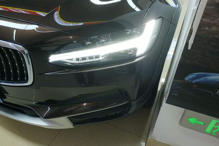 Used Volvo V90 2017 Cross Country T5 AWD Prestige Edition Left Front Headlight