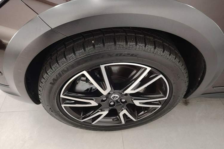 Used Volvo V90 2017 Cross Country T5 AWD Prestige Edition Left Front Wheel Hub