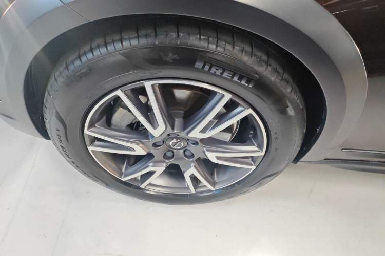 Used Volvo V90 2017 Cross Country T5 AWD Prestige Edition Left Front Wheel Hub