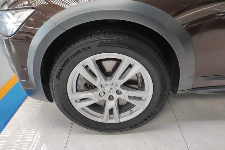 Used Volvo V90 2017 Cross Country T5 AWD Smart Range Edition Left Front Wheel Hub