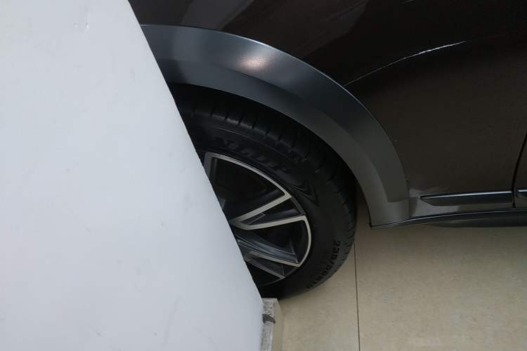 Used Volvo V90 2017 Cross Country T5 AWD Prestige Edition Left Front Wheel Hub