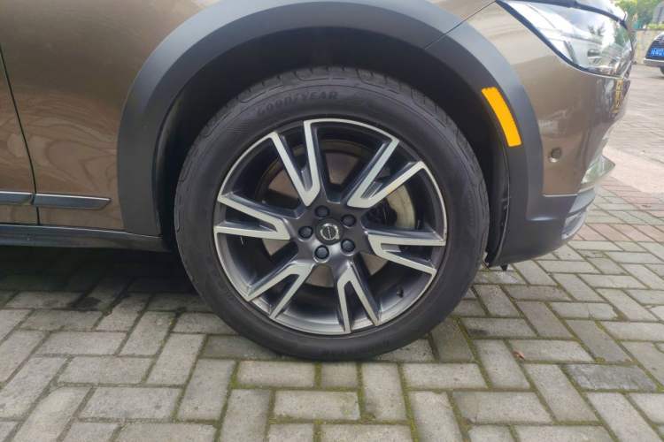 Used Volvo V90 2017 Cross Country T5 AWD Prestige Edition Right Front Wheel Hub