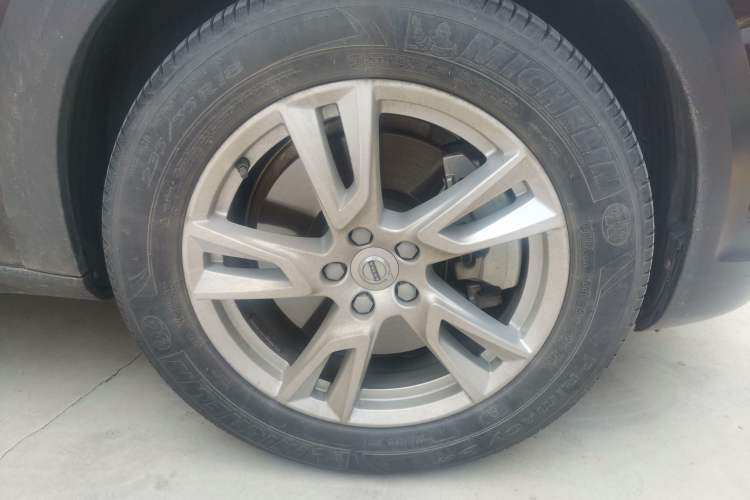 Used Volvo V90 2017 Cross Country T5 AWD Smart Range Edition Right Front Wheel Hub