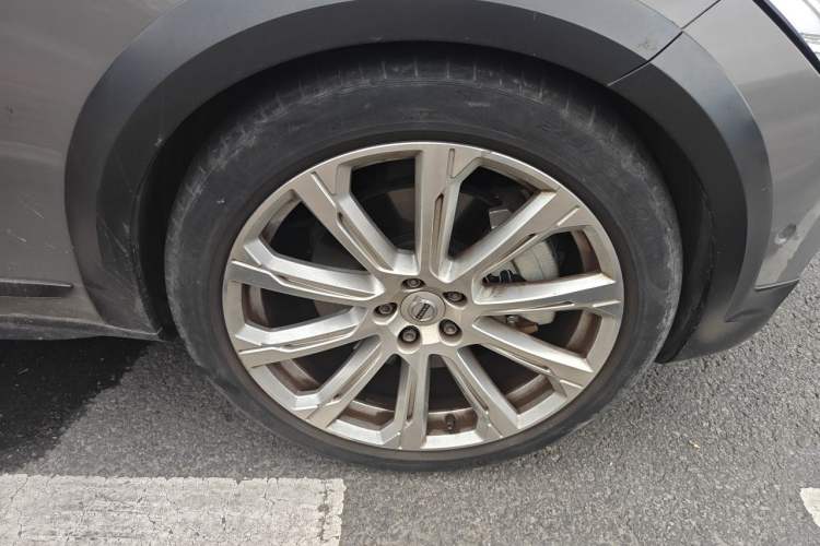 Used Volvo V90 2017 Cross Country T5 AWD Prestige Edition Right Front Wheel Hub
