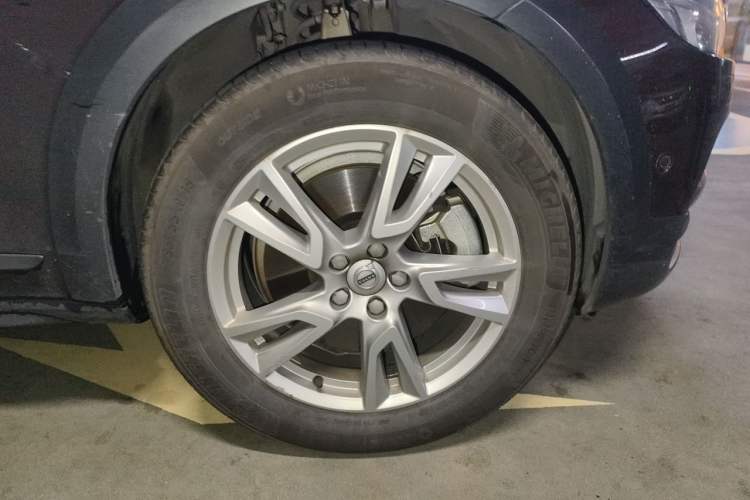 Used Volvo V90 2017 Cross Country T5 AWD Smart Range Edition Right Front Wheel Hub