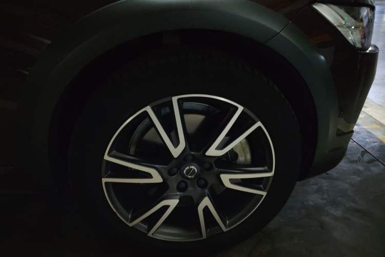 Used Volvo V90 2017 Cross Country T5 AWD Prestige Edition Right Front Wheel Hub