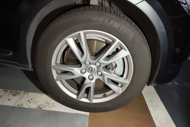 Used Volvo V90 2017 Cross Country T5 AWD Smart Range Edition Right Front Wheel Hub