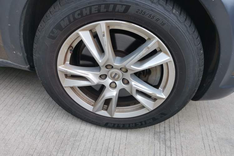Used Volvo V90 2017 Cross Country T5 AWD Smart Range Edition Right Front Wheel Hub