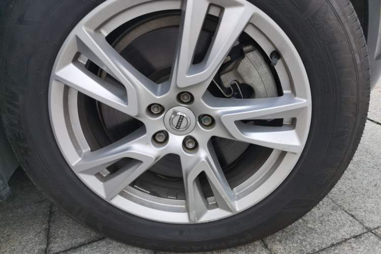 Used Volvo V90 2017 Cross Country T5 AWD Smart Range Edition Right Front Wheel Hub