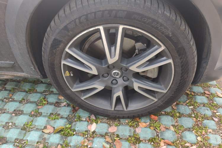 Used Volvo V90 2017 Cross Country T5 AWD Prestige Edition Right Front Wheel Hub