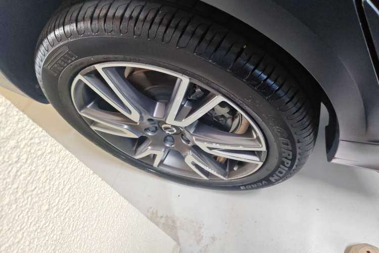 Used Volvo V90 2017 Cross Country T5 AWD Prestige Edition Right Rear Wheel Hub