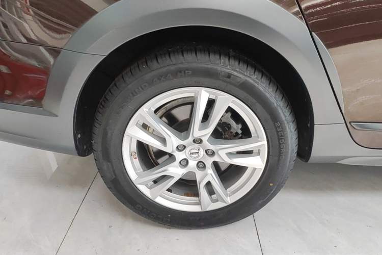 Used Volvo V90 2017 Cross Country T5 AWD Smart Range Edition Right Rear Wheel Hub
