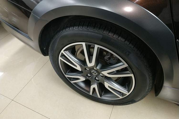 Used Volvo V90 2017 Cross Country T5 AWD Prestige Edition Right Rear Wheel Hub