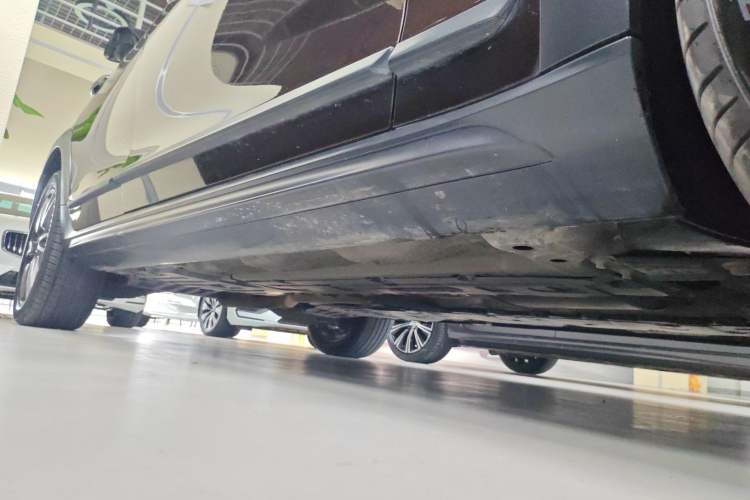 Used Volvo V90 2017 Cross Country T5 AWD Prestige Edition Right Side Sill