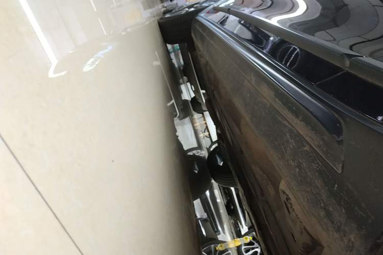 Used Volvo V90 2017 Cross Country T5 AWD Prestige Edition Right Side Sill