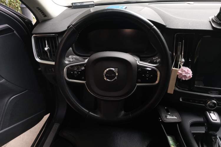 Used Volvo V90 2017 Cross Country T5 AWD Smart Range Edition Steering Wheel