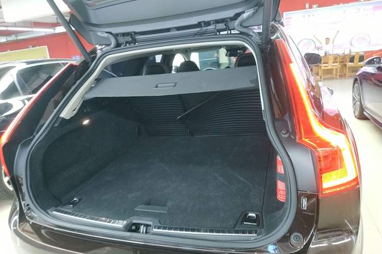 Used Volvo V90 2017 Cross Country T5 AWD Prestige Edition Trunk