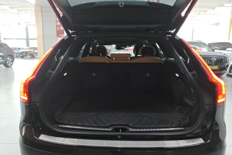 Used Volvo V90 2017 Cross Country T5 AWD Smart Range Edition Trunk