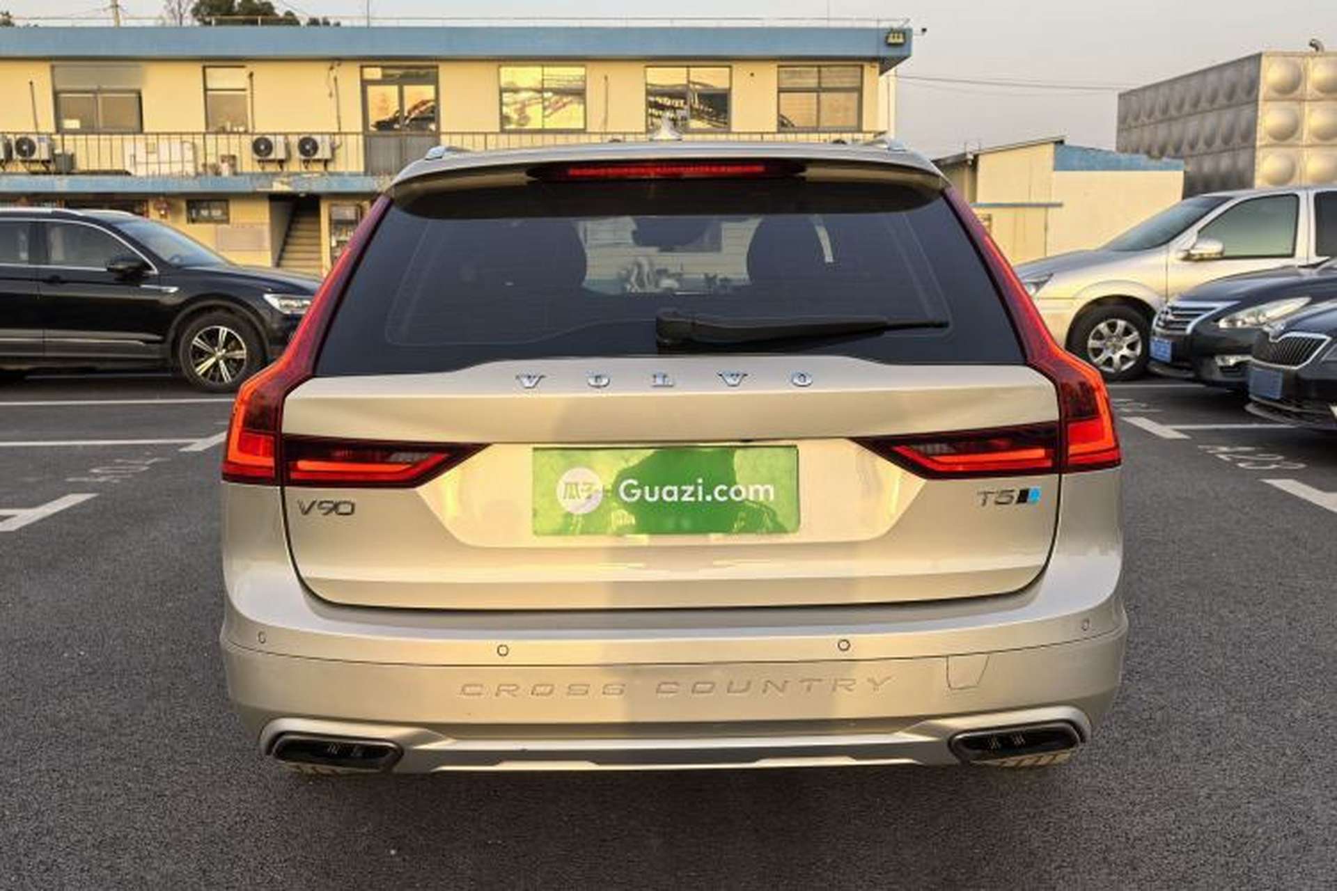 Used Volvo V90 2017 Cross Country T5 AWD Smart Range Edition Exterior 6