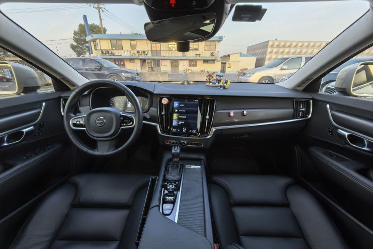 Used Volvo V90 2017 Cross Country T5 AWD Smart Range Edition Interior 3