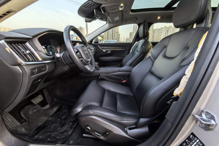 Used Volvo V90 2017 Cross Country T5 AWD Smart Range Edition Interior 7