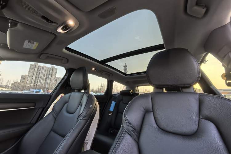 Used Volvo V90 2017 Cross Country T5 AWD Smart Range Edition Interior 8