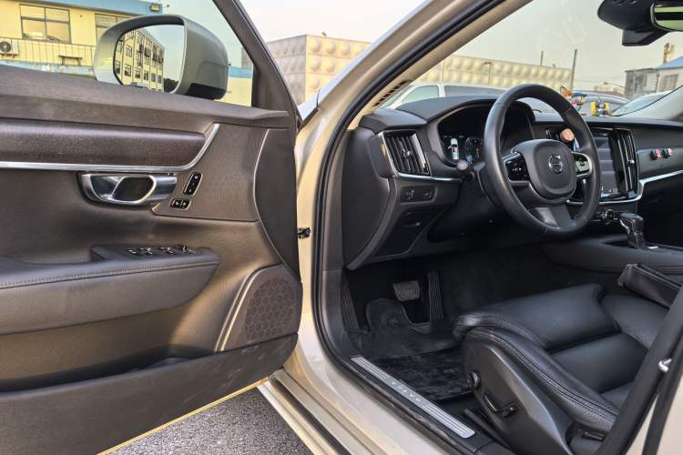 Used Volvo V90 2017 Cross Country T5 AWD Smart Range Edition Interior 9
