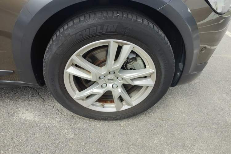 Used Volvo V90 2017 Cross Country T5 AWD Smart Range Edition Right Front Wheel Hub