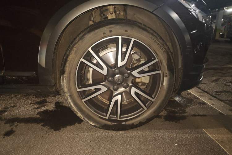 Used Volvo V90 2017 Cross Country T5 AWD Prestige Edition Right Front Wheel Hub