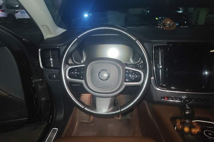 Used Volvo V90 2017 Cross Country T5 AWD Prestige Edition Steering Wheel