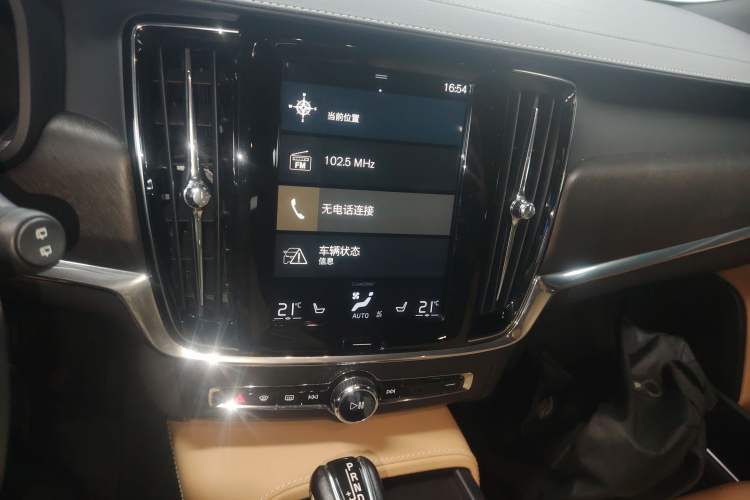 Used Volvo V90 2017 Cross Country T5 AWD Prestige Edition Audio And AC Panel