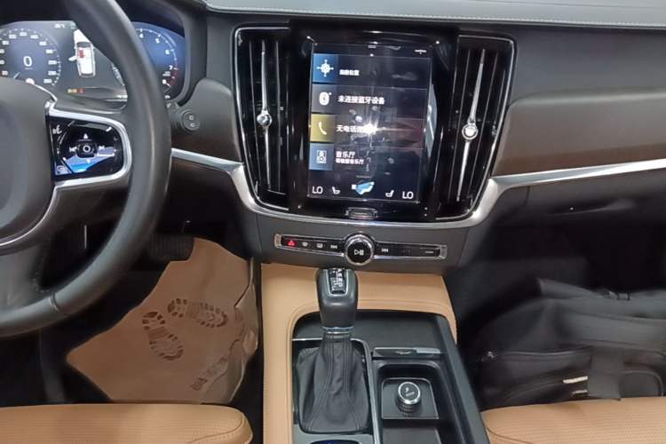 Used Volvo V90 2017 Cross Country T5 AWD Prestige Edition Audio And AC Panel