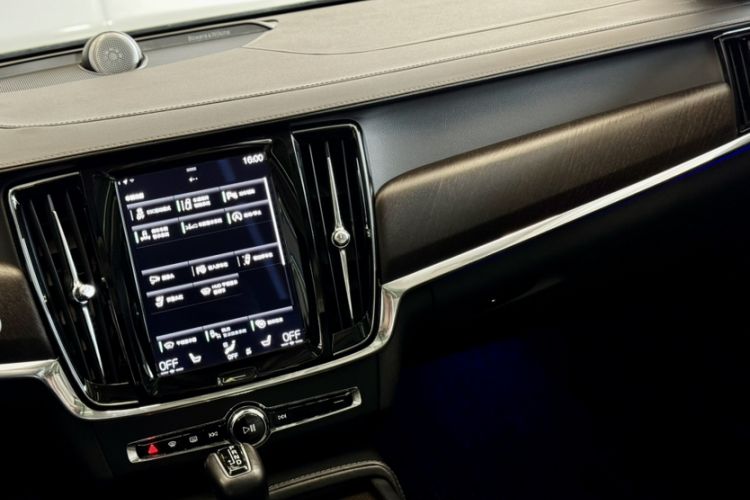 Used Volvo V90 2017 Cross Country T5 AWD Prestige Edition Audio And AC Panel