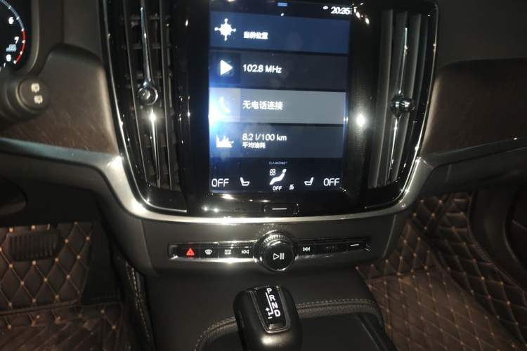 Used Volvo V90 2017 Cross Country T5 AWD Smart Range Edition Audio And AC Panel