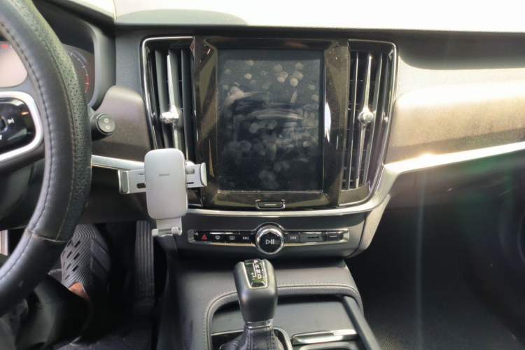 Used Volvo V90 2017 Cross Country T5 AWD Smart Range Edition Audio And AC Panel
