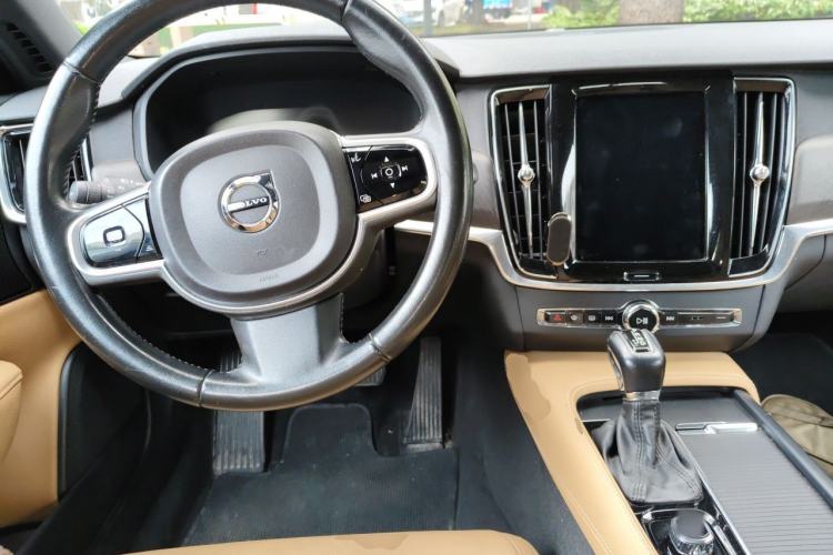 Used Volvo V90 2017 Cross Country T5 AWD Smart Range Edition Center Console