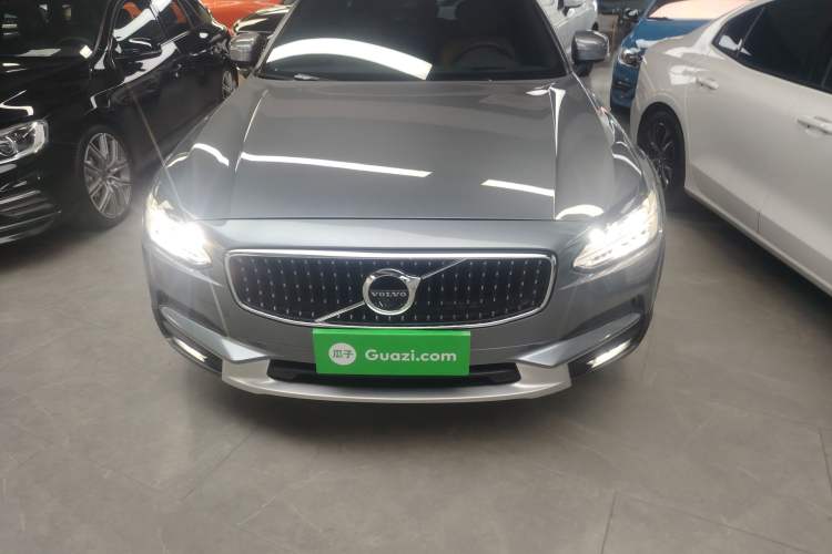 Used Volvo V90 2017 Cross Country T5 AWD Prestige Edition Exterior 1
