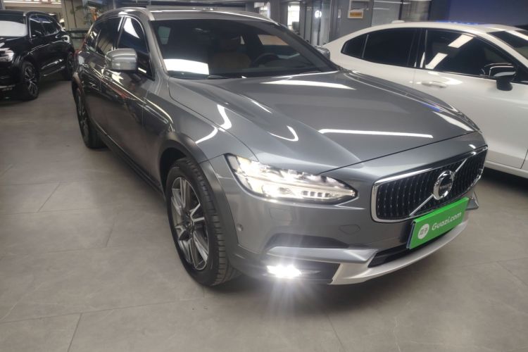 Used Volvo V90 2017 Cross Country T5 AWD Prestige Edition Exterior 2