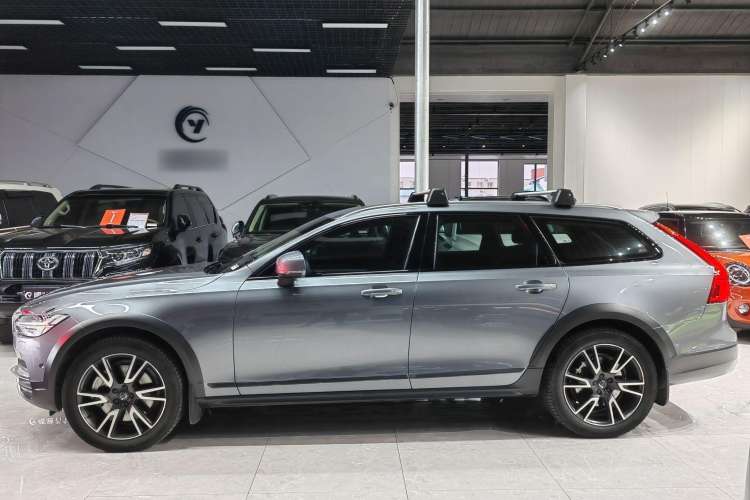 Used Volvo V90 2017 Cross Country T5 AWD Prestige Edition Exterior 2