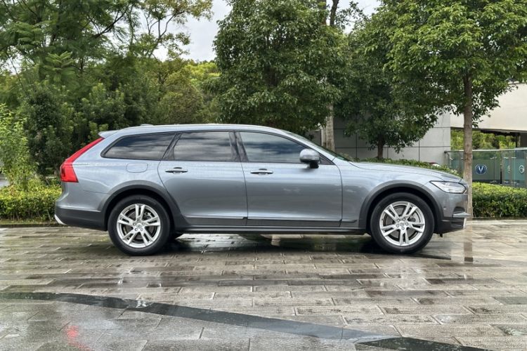 Used Volvo V90 2017 Cross Country T5 AWD Smart Range Edition Exterior 2