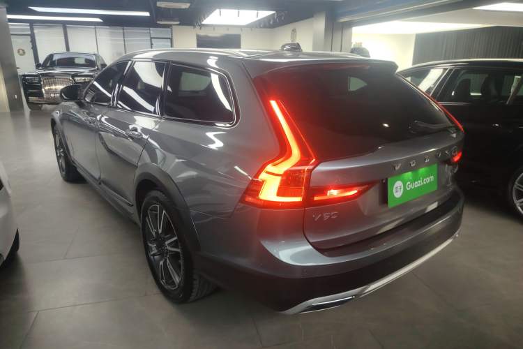 Used Volvo V90 2017 Cross Country T5 AWD Prestige Edition Exterior 3