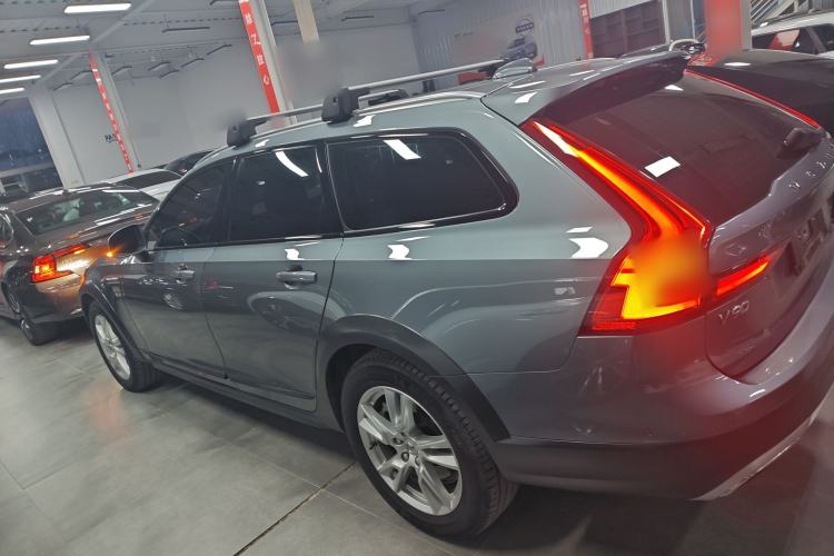 Used Volvo V90 2017 Cross Country T5 AWD Smart Range Edition Exterior 3