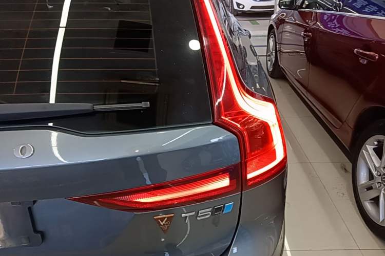 Used Volvo V90 2017 Cross Country T5 AWD Prestige Edition Exterior 3