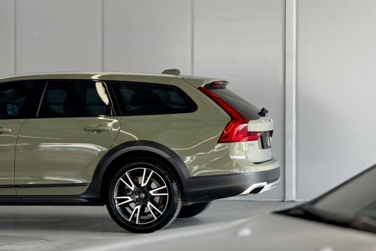 Used Volvo V90 2017 Cross Country T5 AWD Prestige Edition Exterior 3