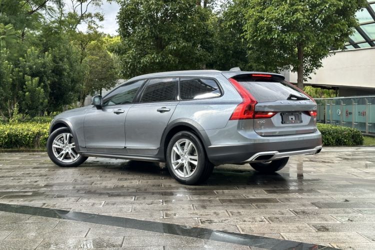 Used Volvo V90 2017 Cross Country T5 AWD Smart Range Edition Exterior 3