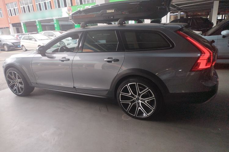 Used Volvo V90 2017 Cross Country T5 AWD Prestige Edition Exterior 4