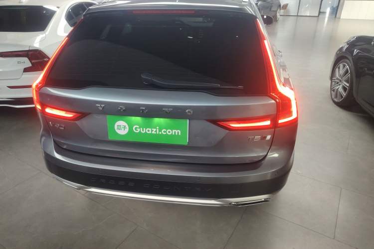 Used Volvo V90 2017 Cross Country T5 AWD Prestige Edition Exterior 4