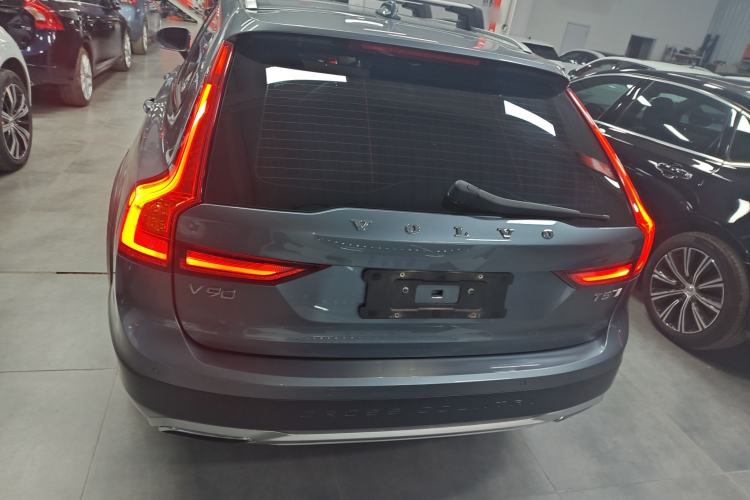 Used Volvo V90 2017 Cross Country T5 AWD Smart Range Edition Exterior 4