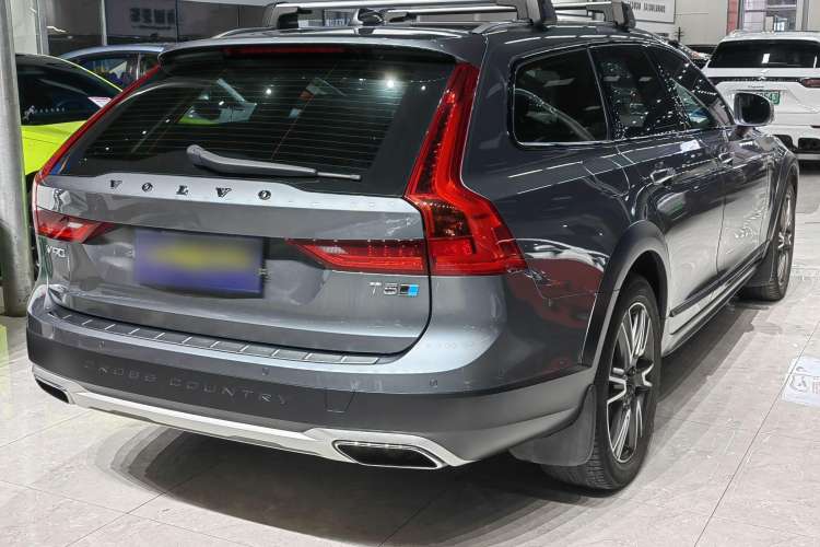 Used Volvo V90 2017 Cross Country T5 AWD Prestige Edition Exterior 4